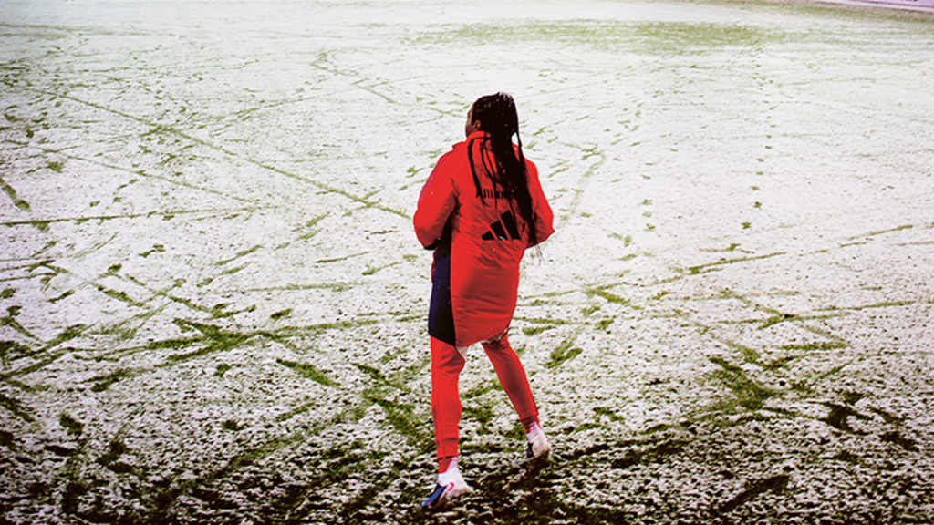 Enda Imade wärmt sich im Schneetreiben an der Seitenlinie auf.