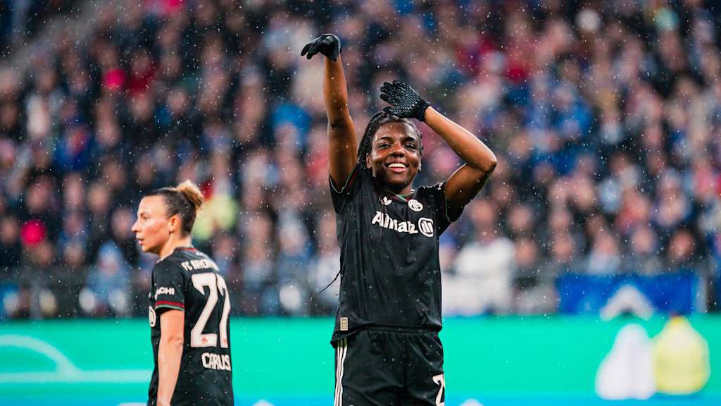 Enda Imade imitiert einen Basketball-Wurf als Torjubel.