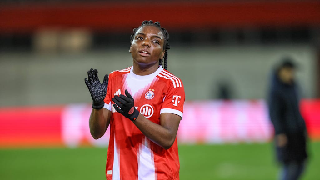 Enda Imade klatscht im Trikot der FCB-Frauen.