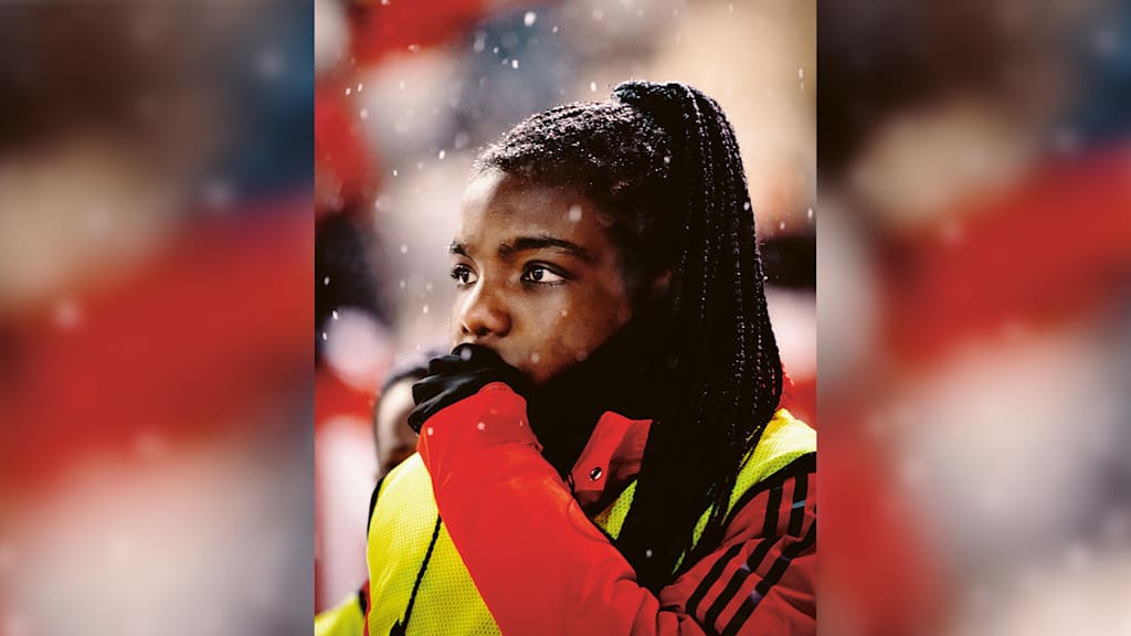 Edna Imade hält sich die Hand vor den Mund.