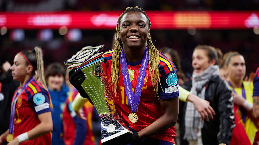 Edna Imade lächelt während sie die Trophäe der UEFA Womens Nations League hält.