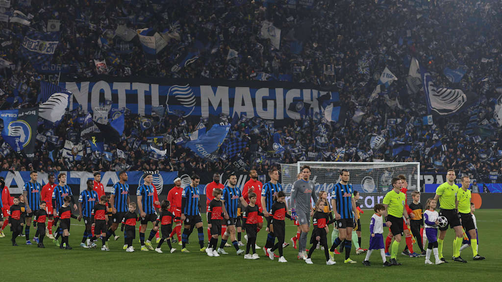Lautaro Martínez, delante de la grada de animación del Inter celebrando.