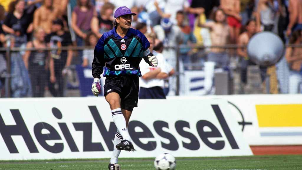 Raimond Aumann steht im Tor des FC Bayern.