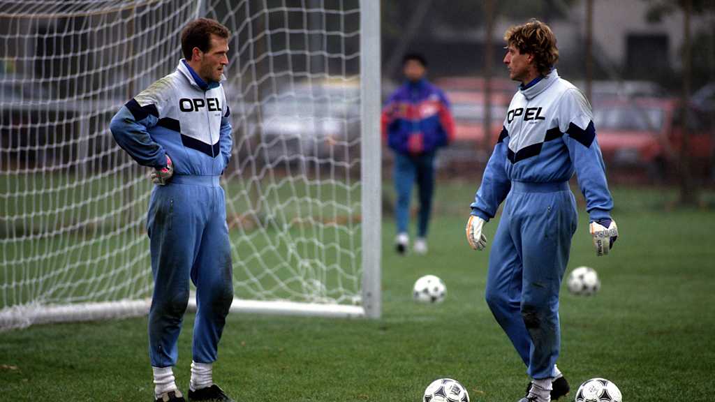Gerald Hillringhaus und Harald Schumacher auf dem Trainingsplatz des FC Bayern