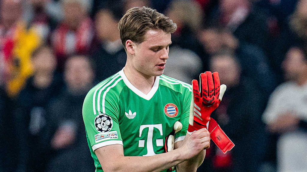 Jonas Urbig im Champions League-Spiel des FC Bayern gegen Bayer 04 Leverkusen