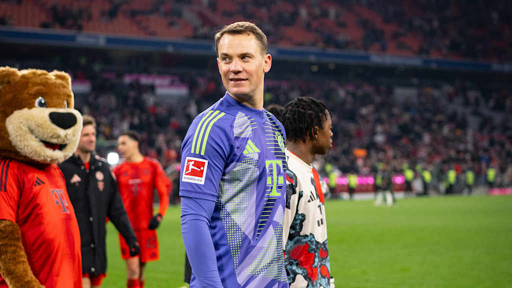 Manuel Neuer lächelt nach dem Spiel gegen Werder Bremen auf dem Rasen der Allianz Arena