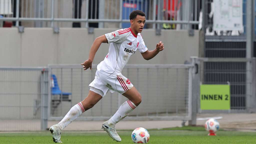Tarek Buchmann rennt im Trikot des 1. FC Nürnberg.
