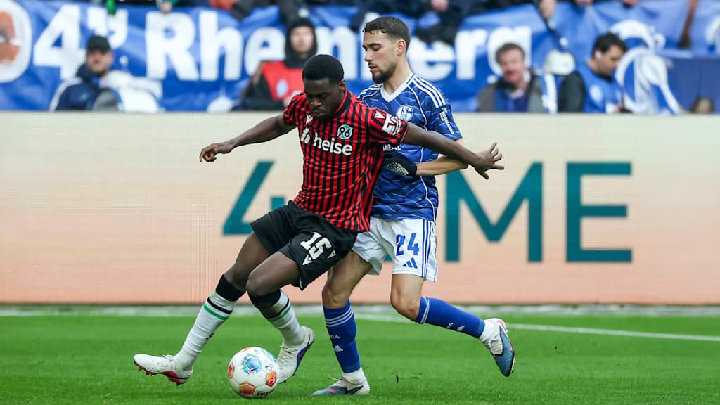 Noël Aséko Nkili im Duell mit Schalkes Adil Aouchiche.