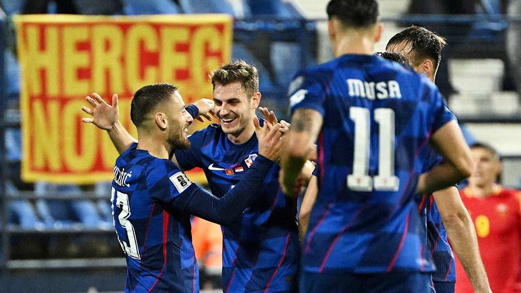 Josip Stanisic jubelt mit seinen kroatischen Mannschaftskollegen.