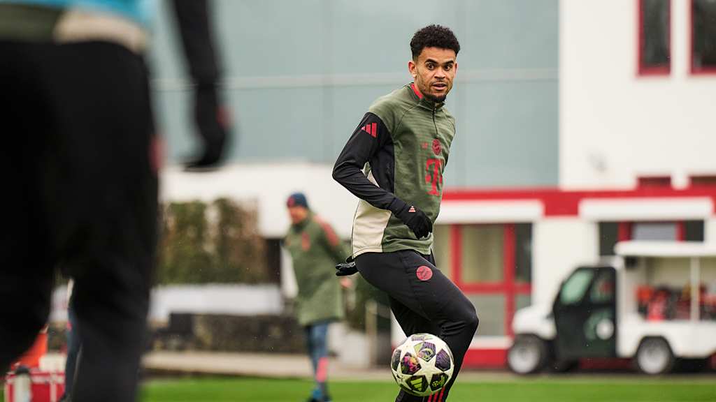 Luis Diaz am Ball im Abschlusstraining des FC Bayern vor dem Achtelfinal-Rückspiel in der Champions League gegen Atalanta Bergamo