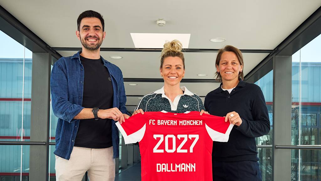 Francisco De Sá Fardilha, Linda Dallmann und Bianca Rech lachend im Zuge der Vertragsverlängerung am FC Bayern Campus.