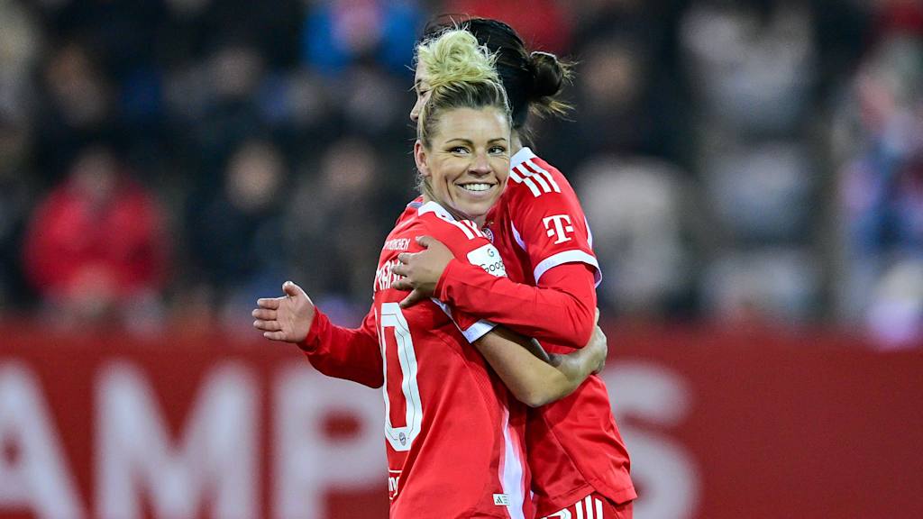 Linda Dallmann bejubelt einen Treffer mit Momoko Tanikawa.