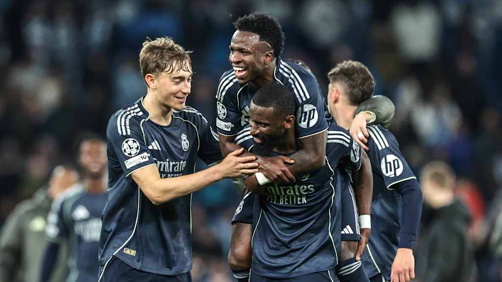 Spieler von Real Madrid bejubeln ein Tor im Achtelfinal-Rückspiel der Champions League gegen Manchester City.