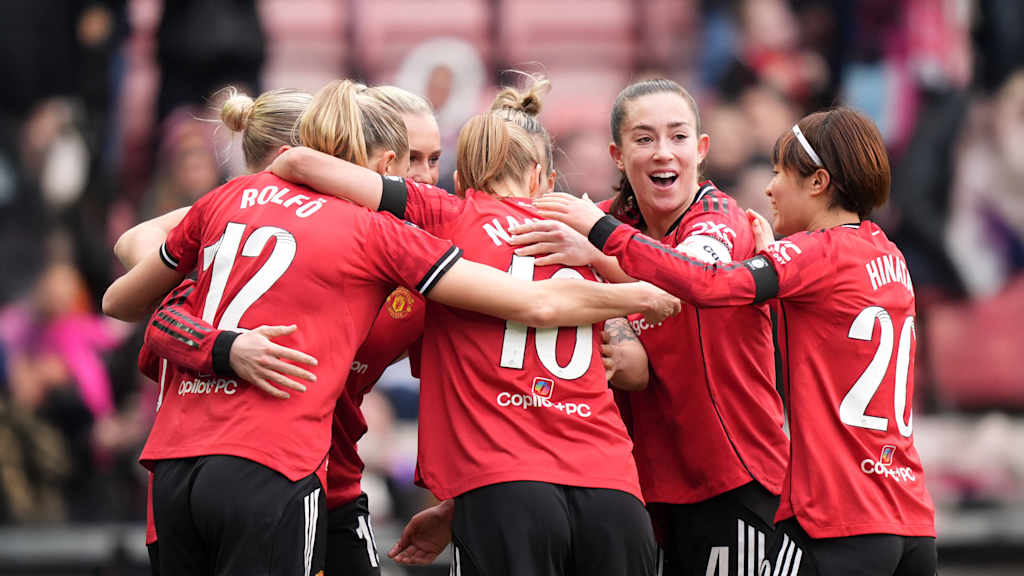 Die Frauen von Manchester United jubeln gemeinsam.