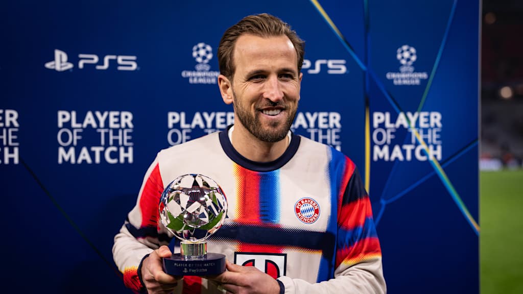 Harry Kane nach dem Champions League-Heimspiel des FC Bayern gegen Atalanta Bergamo mit der Player of the Match Trophäe