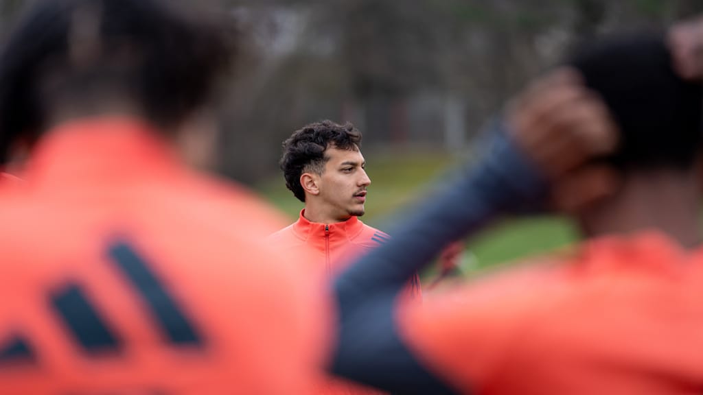 Mudaser Sadat blickt während einer Trainingseinheit nach rechts.