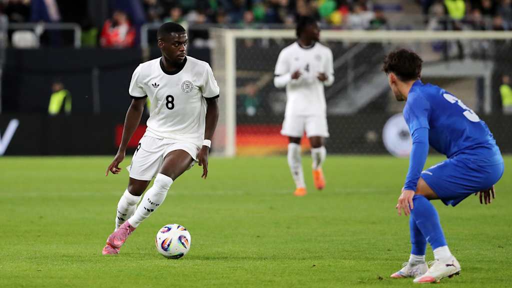 Noel Aseko dribbelt mit dem Ball in einem Spiel der deutschen U21-Nationalmannschaft.