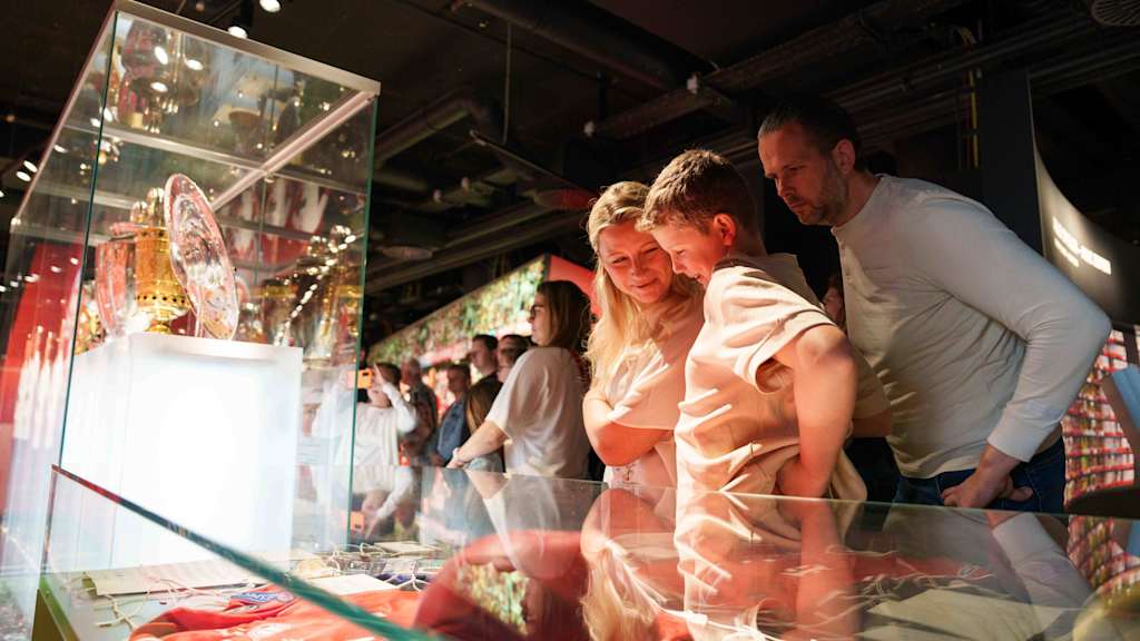Eine Familie beim Besuch des FC Bayern Museum