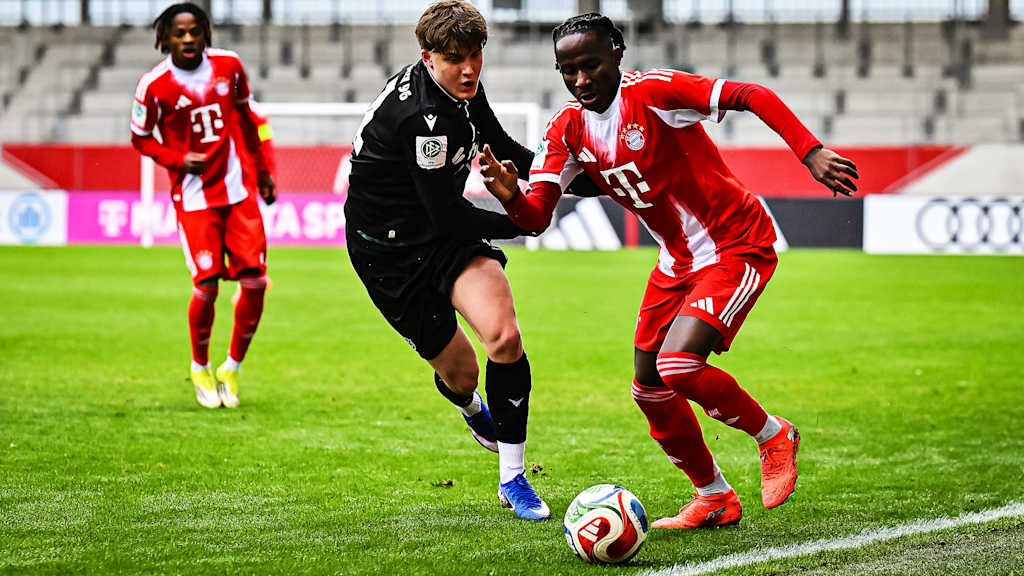 Spielszene aus dem Heimspiel der FC Bayern U19 in der Hauptrunde der U19-DFB-Nachwuchsliga gegen Hannover 96.