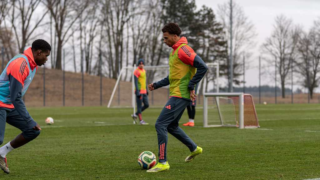 Sadiki Chemwor führt den Ball am Fuß.