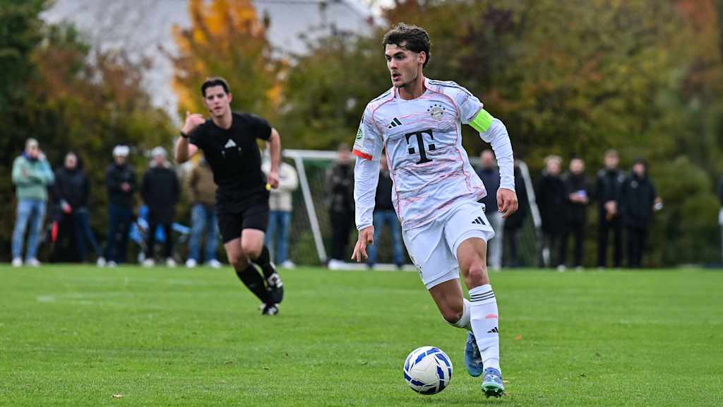 Luis Schäfer rennt im Auswärtstrikot der U19 des FC Bayern.