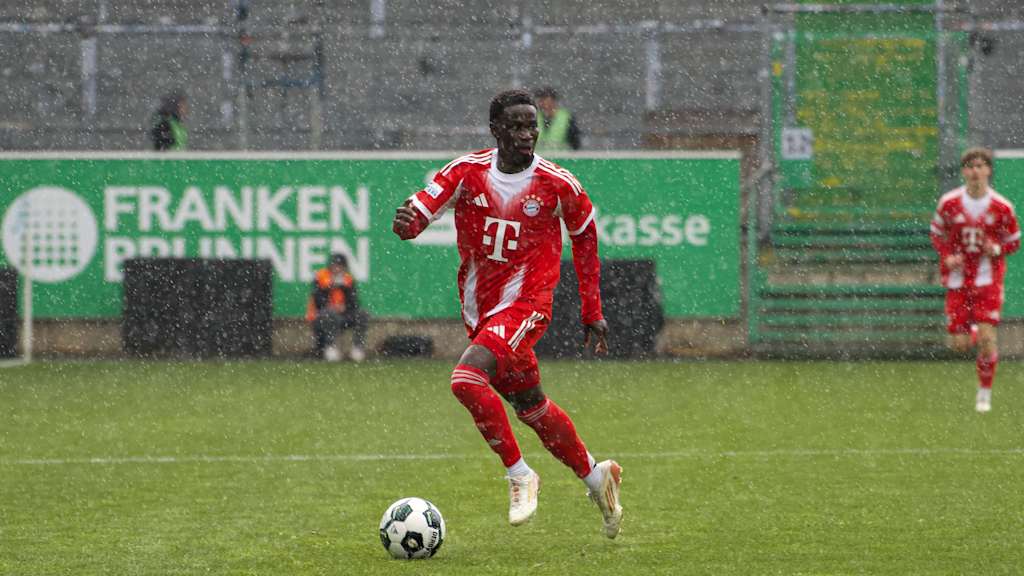 Bajung Darboe führt den Ball am Fuß.