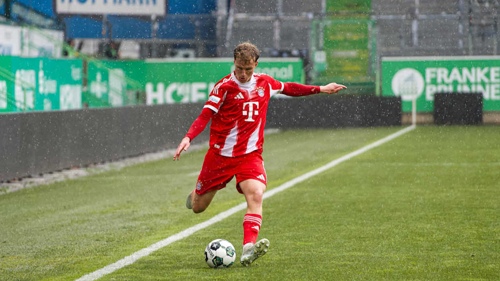 Kurt Rüger schaut auf den Ball an seinem Fuß.