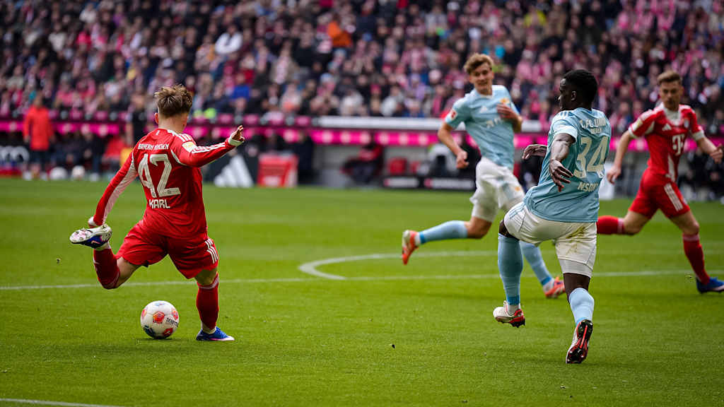 Lennart Karl beim Torschuss während des Heimspiels des FC Bayern in der Bundesliga gegen den 1. FC Union Berlin