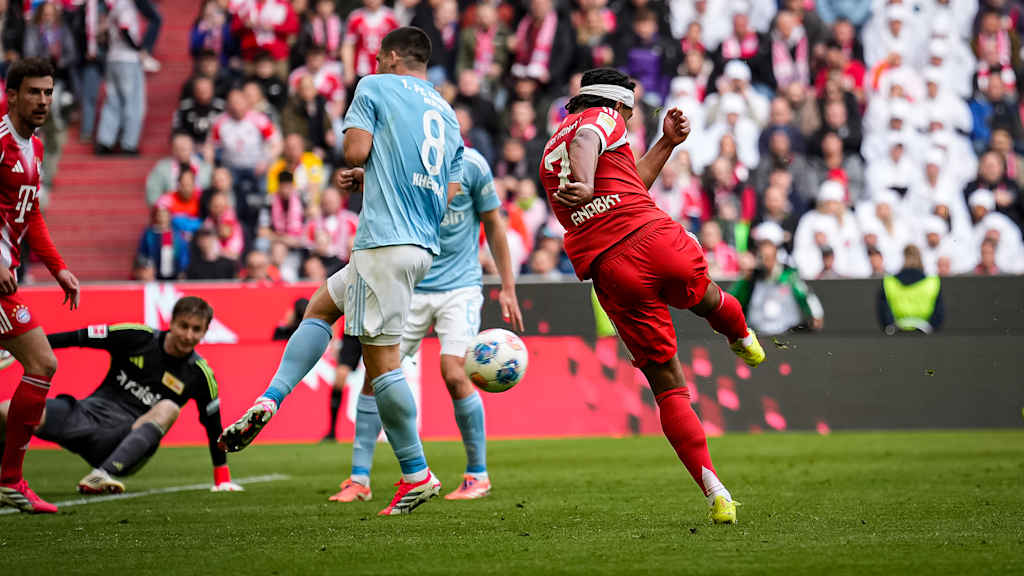 Serge Gnabry trifft zum 2:0 während des Heimspiels des FC Bayern in der Bundesliga gegen den 1. FC Union Berlin