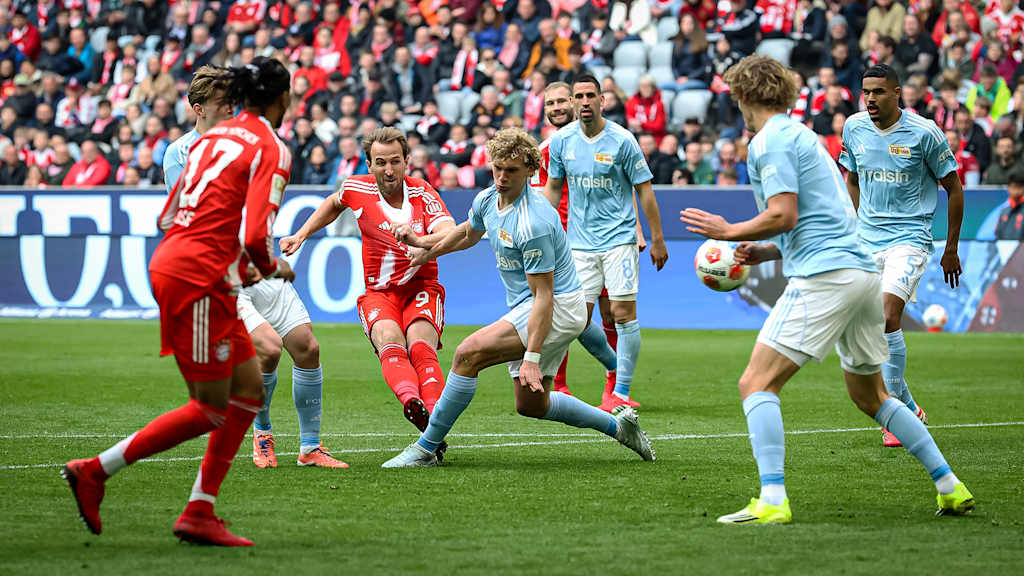 Harry Kane netzt zum 3:0 während des Heimspiels des FC Bayern in der Bundesliga gegen den 1. FC Union Berlin