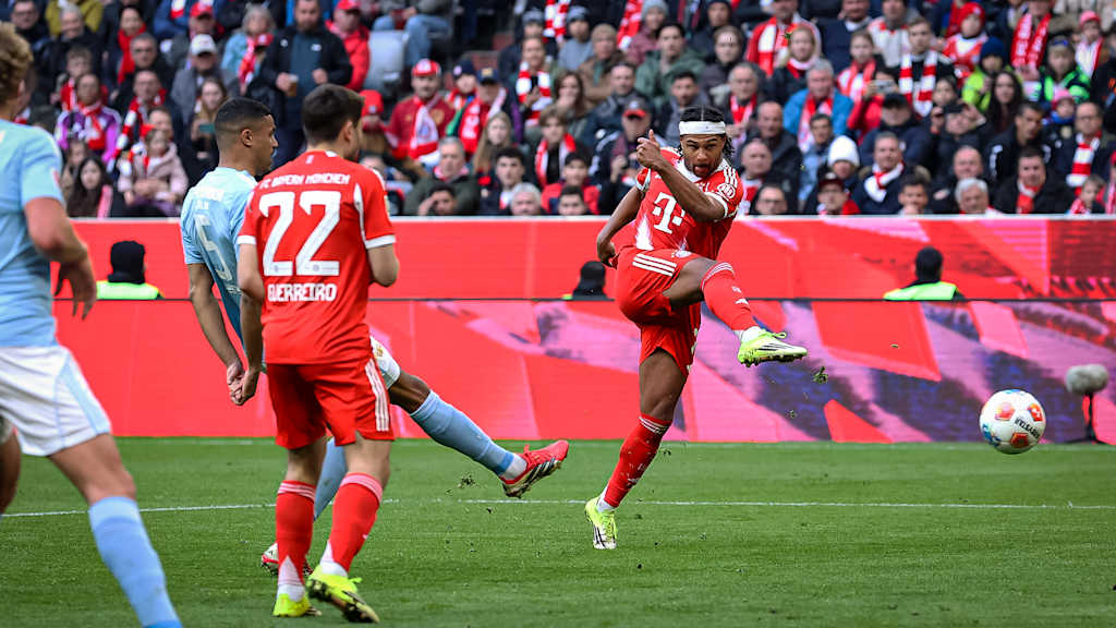 Serge Gnabry trifft zum 4:0 während des Heimspiels des FC Bayern in der Bundesliga gegen den 1. FC Union Berlin