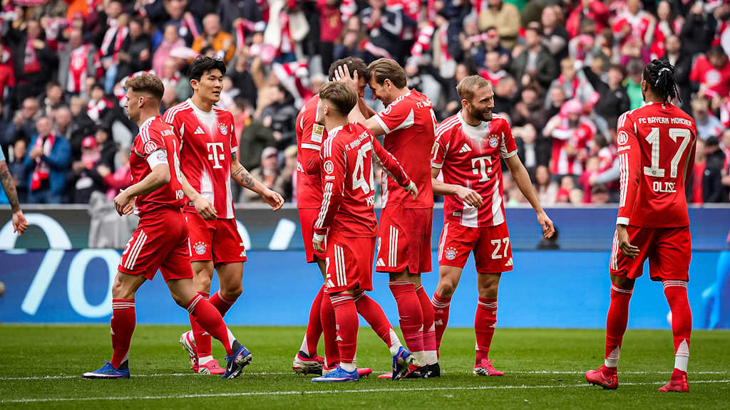 Leon Goretzka und Harry Kane jubeln Kopf an Kopf während des Heimspiels des FC Bayern in der Bundesliga gegen den 1. FC Union Berlin