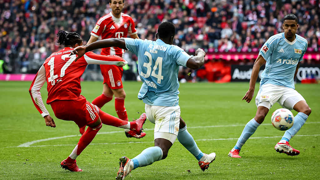 Michael Olise trifft zum 1:0 während des Heimspiels des FC Bayern in der Bundesliga gegen den 1. FC Union Berlin