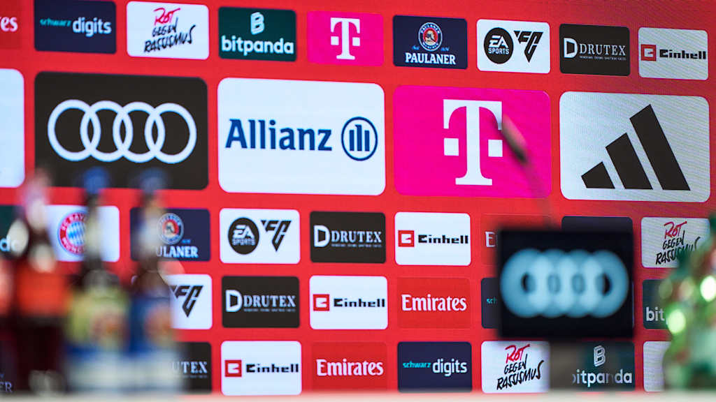 Rückwand mit Sponsorentafeln im Presseraum des FC Bayern