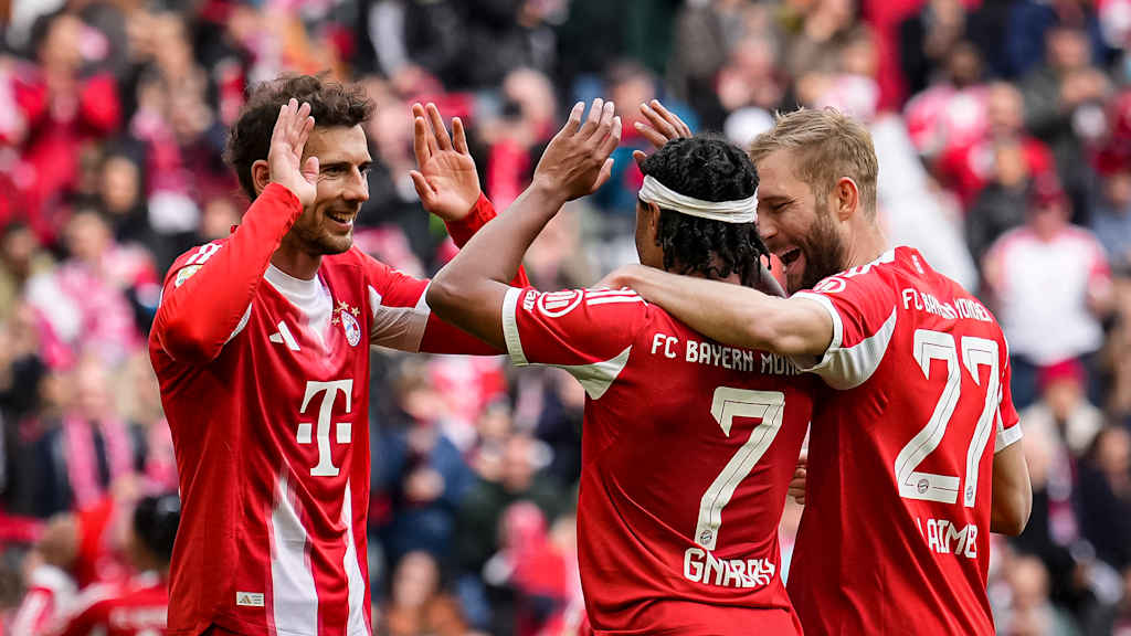 Leon Goretzka, Serge Gnabry und Konrad Laimer jubeln während des Heimspiels des FC Bayern in der Bundesliga gegen den 1. FC Union Berlin