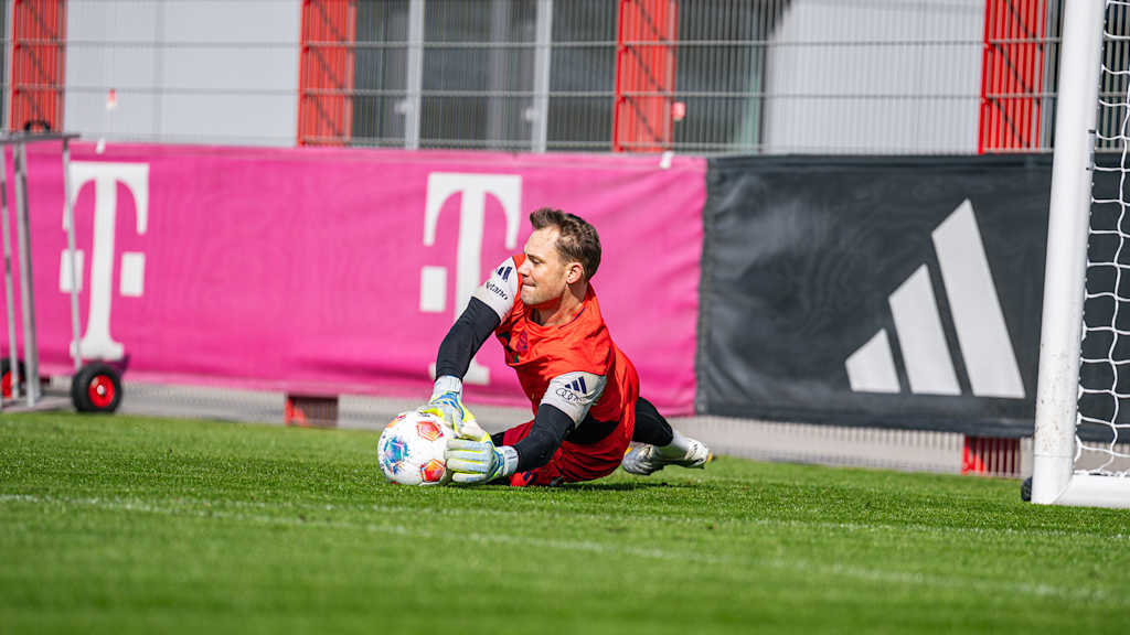 Manuel Neuer hält im Training des FC Bayern einen Ball
