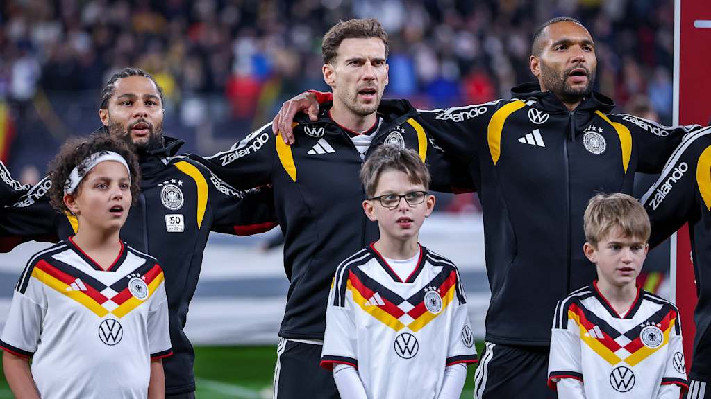 Serge Gnabry, Leon Goretzka und Jonathan Tah singen vor einem Länderspiel die Nationalhymne