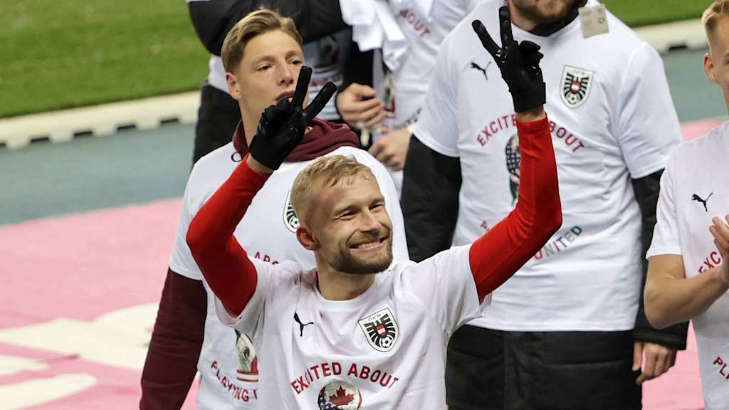 Konrad Laimer zeigt Victory-Zeichen zu den Fans