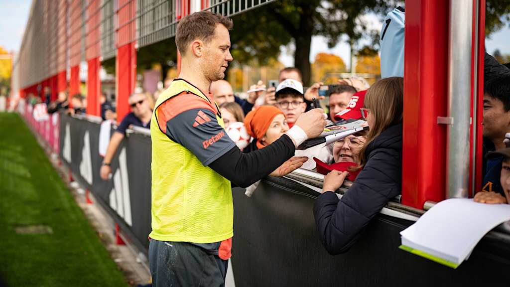 Manuel Neuer schreibt Autogramme im öffentlichen Training des FC Bayern