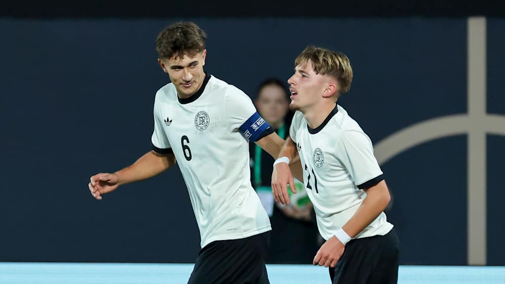 Tom Bischof und Lennart Karl klatschen beim Heimspiel der deutsche U21 ab.