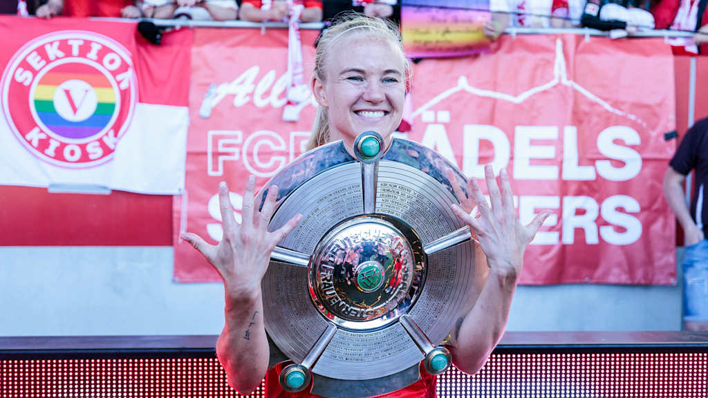 Pernille Harder mit der Meisterschale nach der Saison 2024/25.