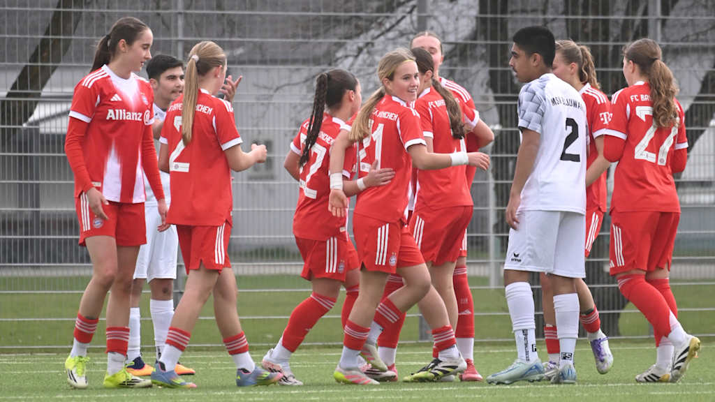 Die U17 der FC Bayern Frauen jubelt über ein Tor.