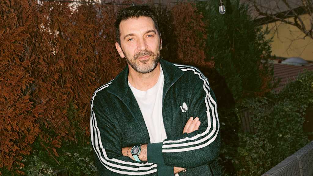 Gianluigi Buffon in grüner adidas-Jacke vor einer Hecke
