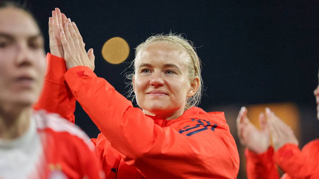 Pernille Harder klatschend nach einem Spiel der FC Bayern Frauen.