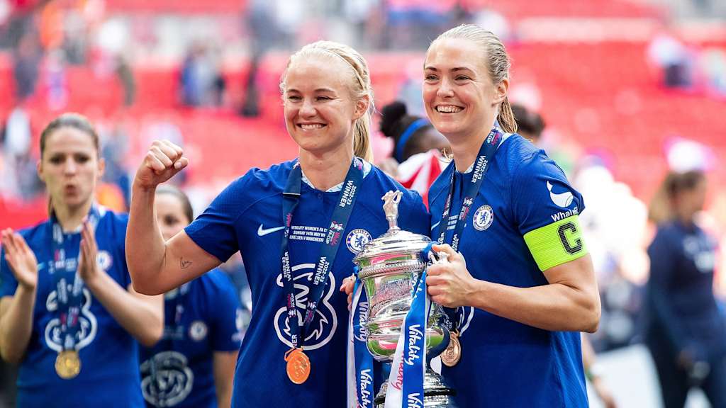Pernille Harder und Magdalena Eriksson nach dem gewonnenen FA Cup gegen Manchester United.