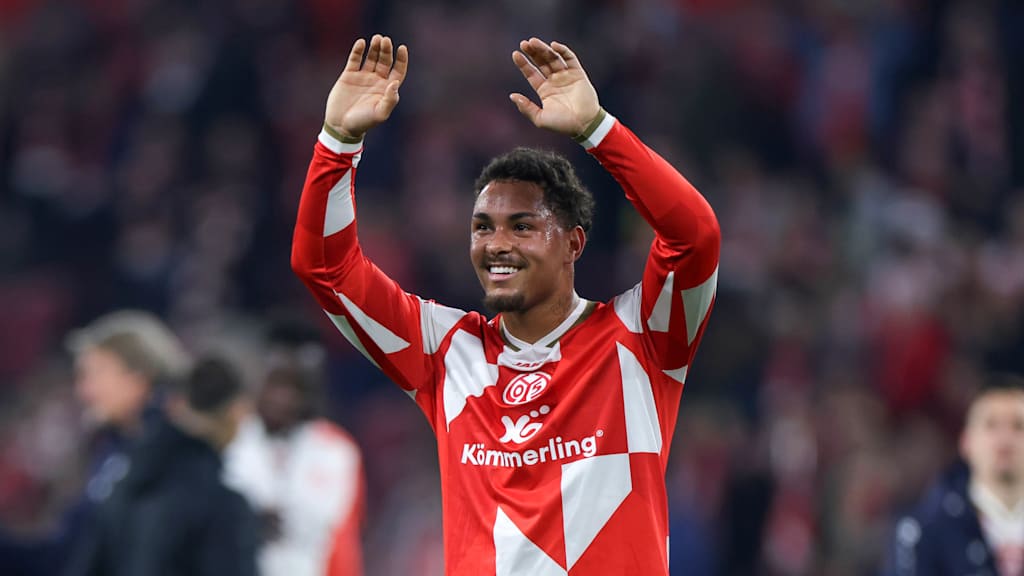 Armindo Sieb jubelt im Trikot vom 1. FSV Mainz 05.