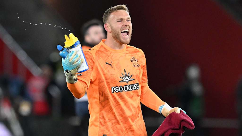 Daniel Peretz jubelt im Trikot von Southampton.