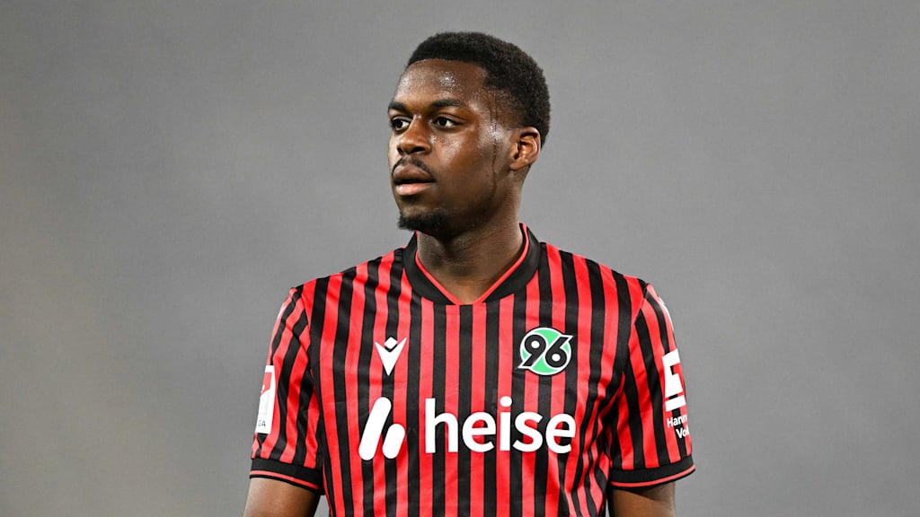 Noel Aseko Nkili schaut im Trikot von Hannover 96 zur Seite.