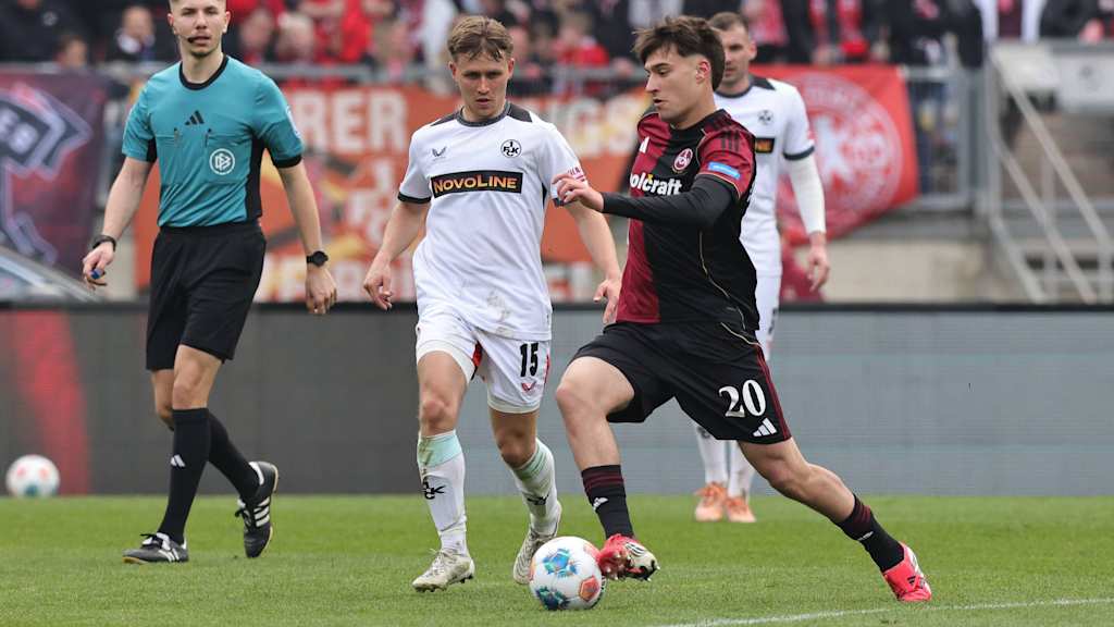Javier Fernández für den 1. FC Nürnberg am Ball.