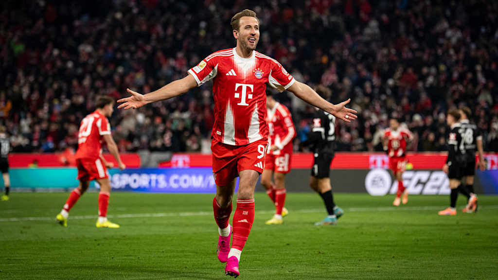 Harry Kane jubelt nach dem 4:2 im Bundesliga-Spiel des FC Bayern gegen den SC Freiburg.
